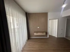 Perete cu riflaj până în tavan și comodă TV suspendată