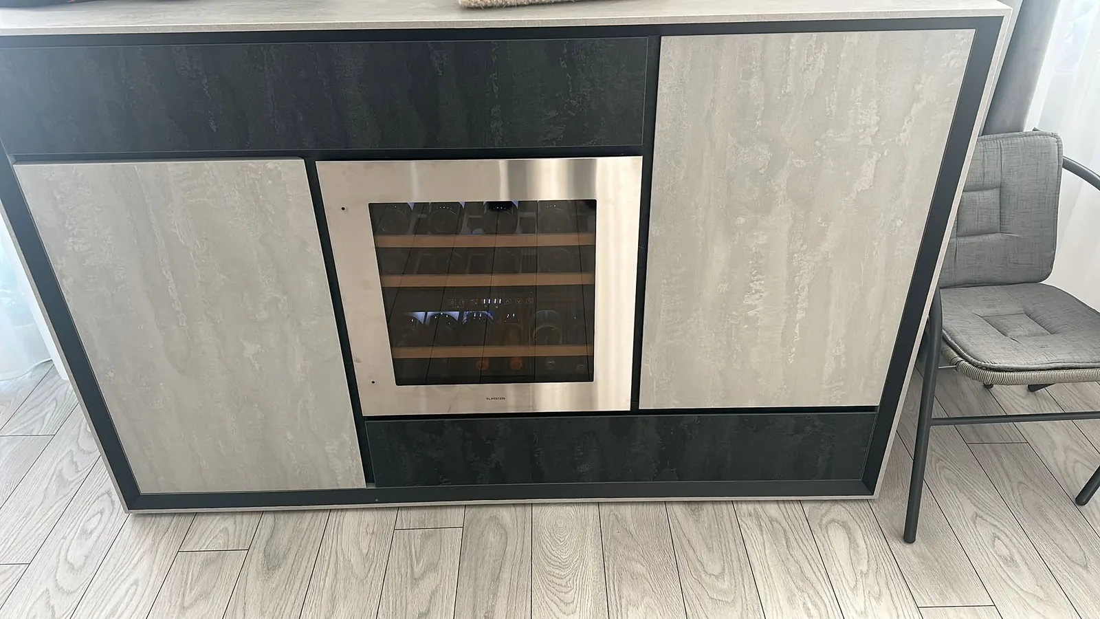 Insulă-bar cu vitrină de vin încorporată, decor travertin