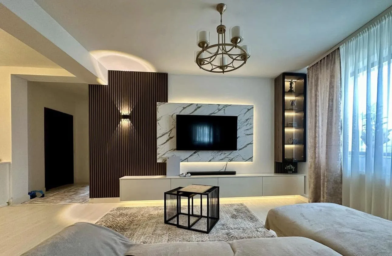 Perete TV cu panou decor marmură, riflaj de lemn și lumină LED ascunsă