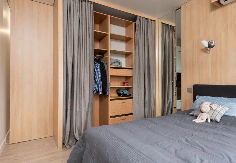 Dulap decor fag cu modul deschis, în dormitor