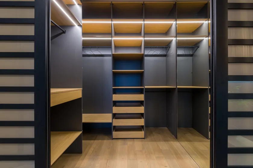 Dressing walk-in antracit cu stejar și LED în rafturi