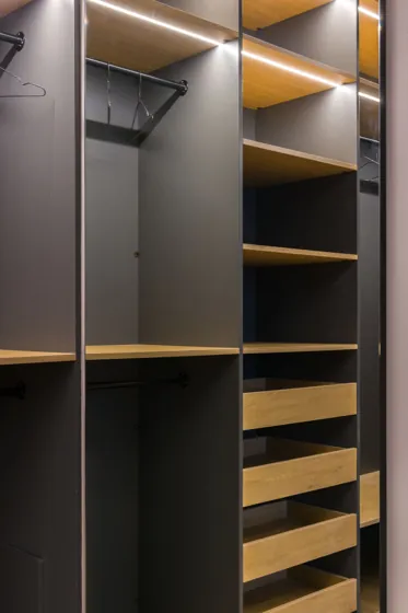 Dressing antracit cu bare, polițe și sertare decor stejar, iluminat LED