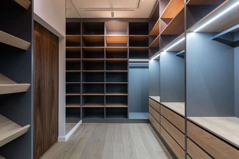 Dressing walk-in cu rafturi antracit, sertare decor stejar și LED