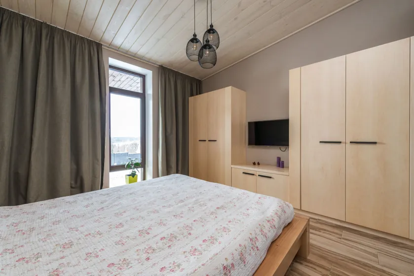 Dormitor cu dulapuri decor arțar și comodă TV