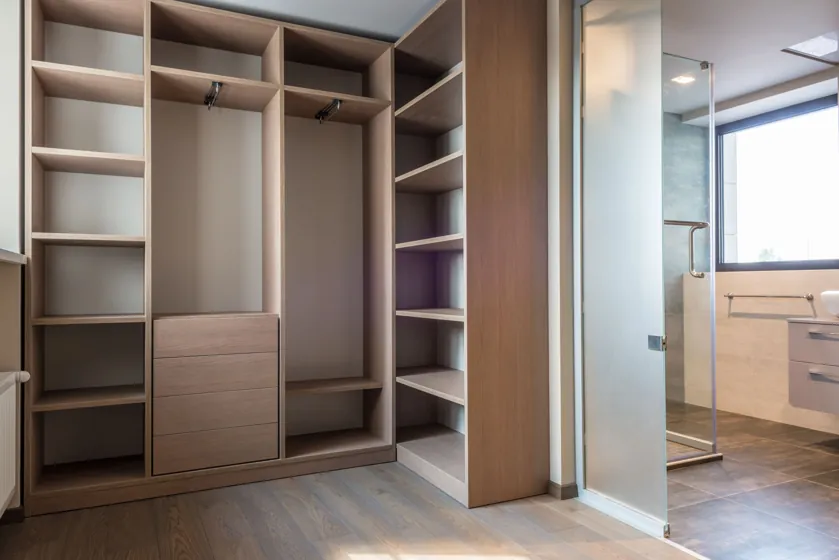 Dressing deschis decor stejar, cu sertare și rafturi