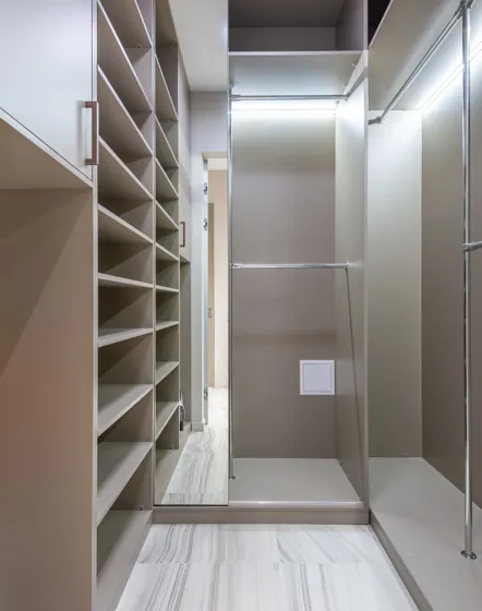 Dressing luminos cu rafturi pe toată înălțimea