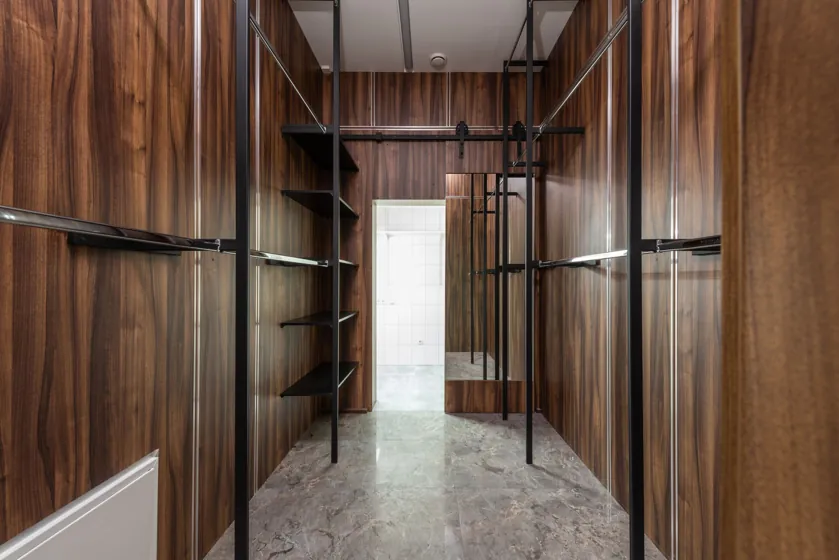 Dressing walk-in decor nuc, cu bare și rafturi pe structură metalică