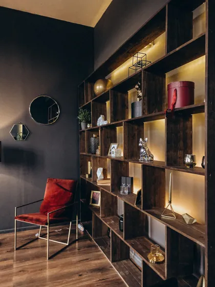 Bibliotecă decor lemn închis cu iluminare LED în nișe
