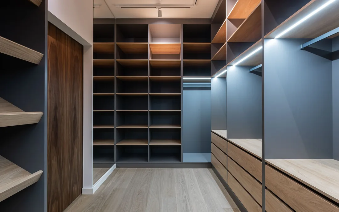 Dressing walk-in cu rafturi din PAL antracit și decor stejar, iluminat cu LED